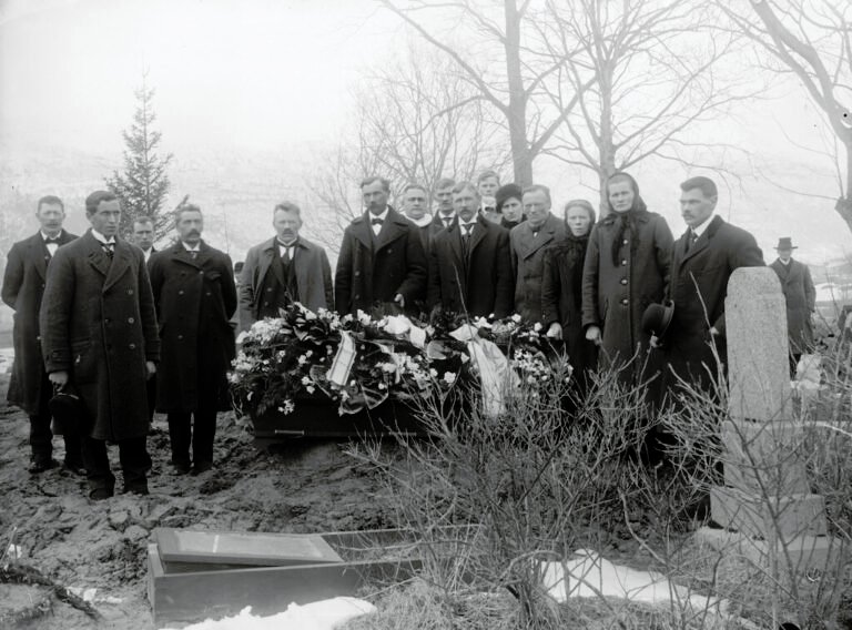 funeral in Arabic