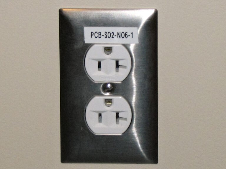 outlet in Arabic